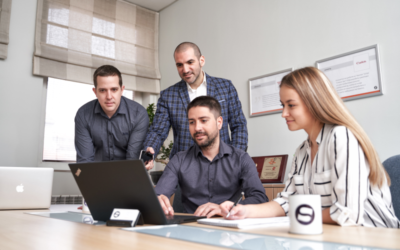 Екип от специалисти обсъжда Discovery фаза и спецификация за онлайн магазин.