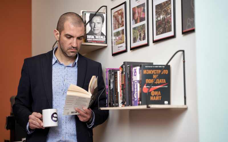 Собственик на бизнес чете специализирана литература за електронна търговия.